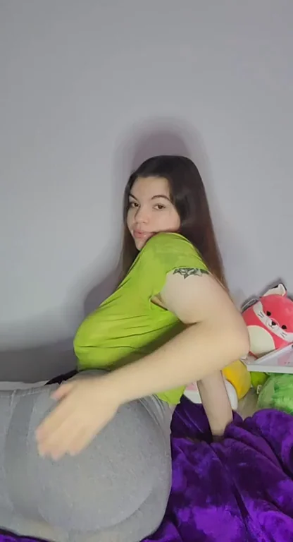 Curvy Tease Begs: 'Teach Me New Tricks with This Fat Ass?'
