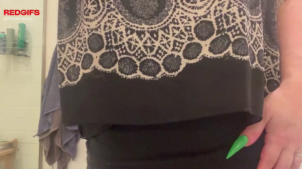 Thick MILF Teases Her Phat Juicy Pussy Before Bed
