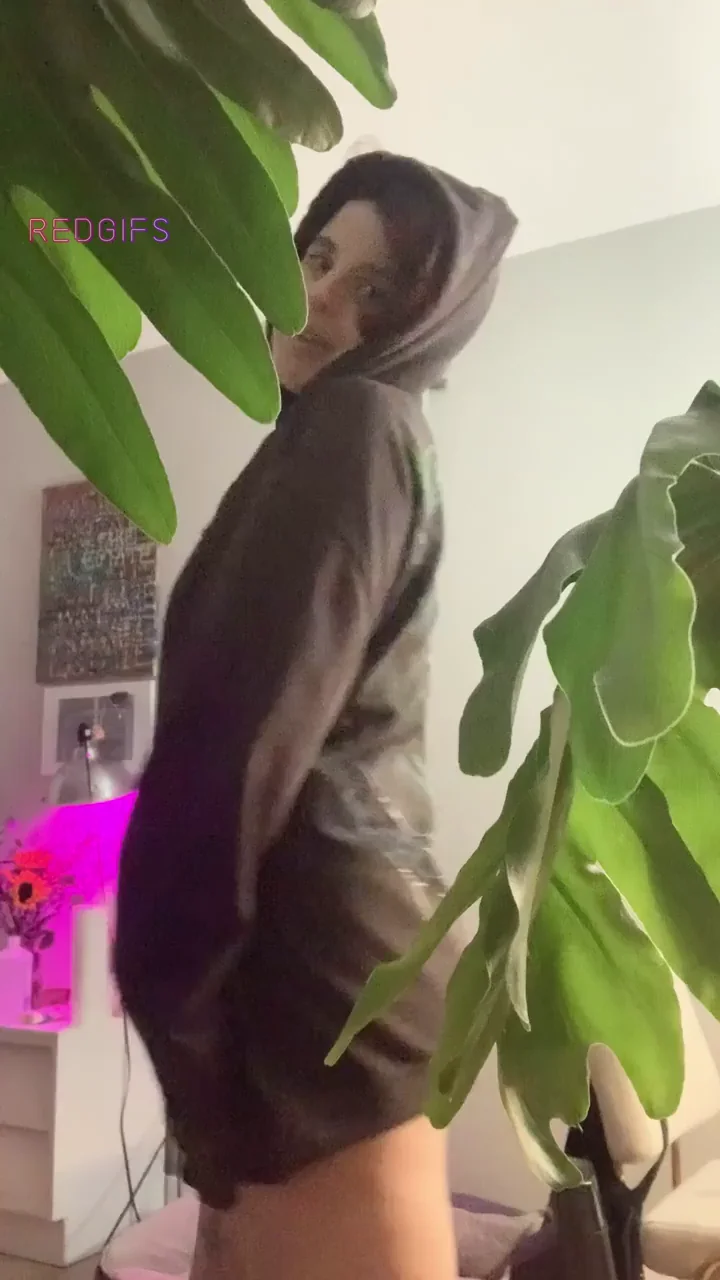 Tomboy Hoodie Hides Juicy PAWG Curves – Unexpected Ass Reveal!