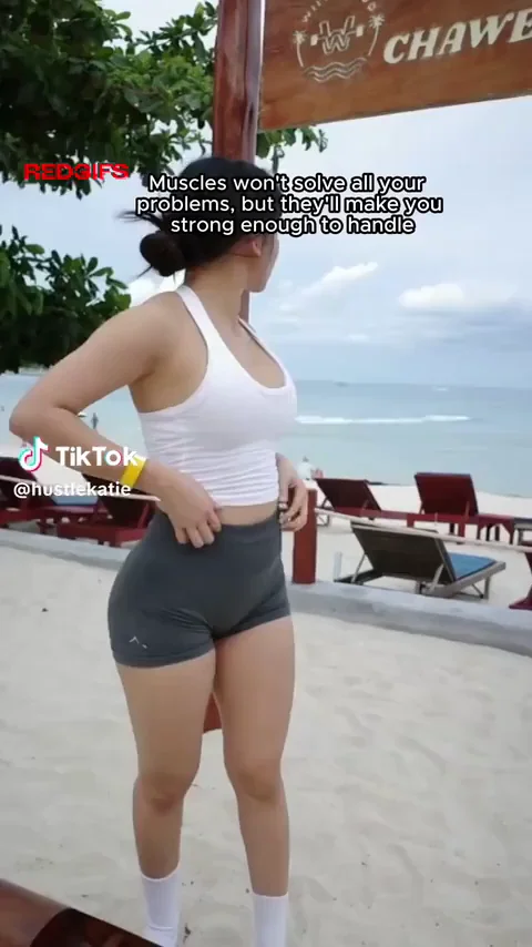 🍑 Thick Asian TikTok Babe @hustlekatie Shakes Her Juicy Ass Beachside 🔥