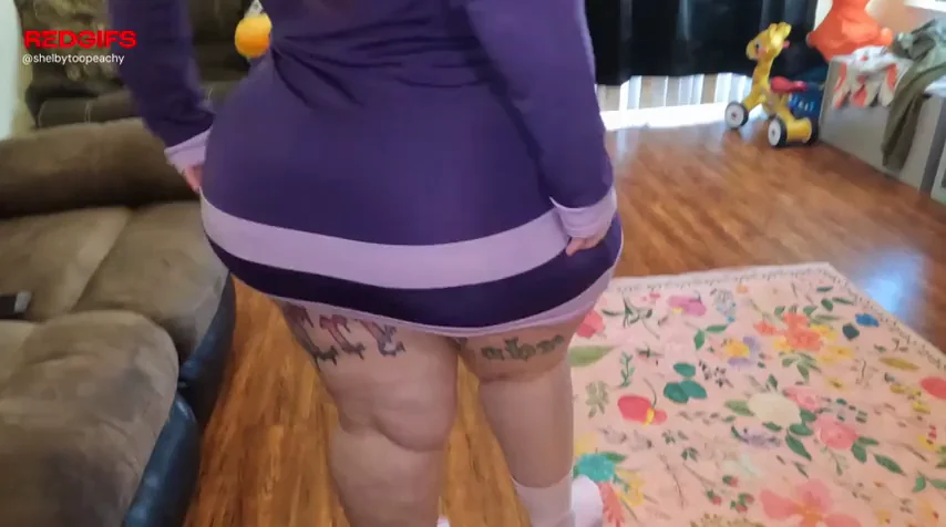 Jiggly asss Daphne cosplay 🤪