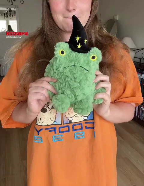 Getting in the spooky spirit with my new frog friend 🐸 I’ve named him Franz