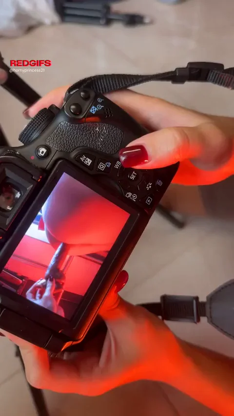 🔥 Homemade Slut Checking Her Juicy Tit & Ass Pics on Camera 📸🍑