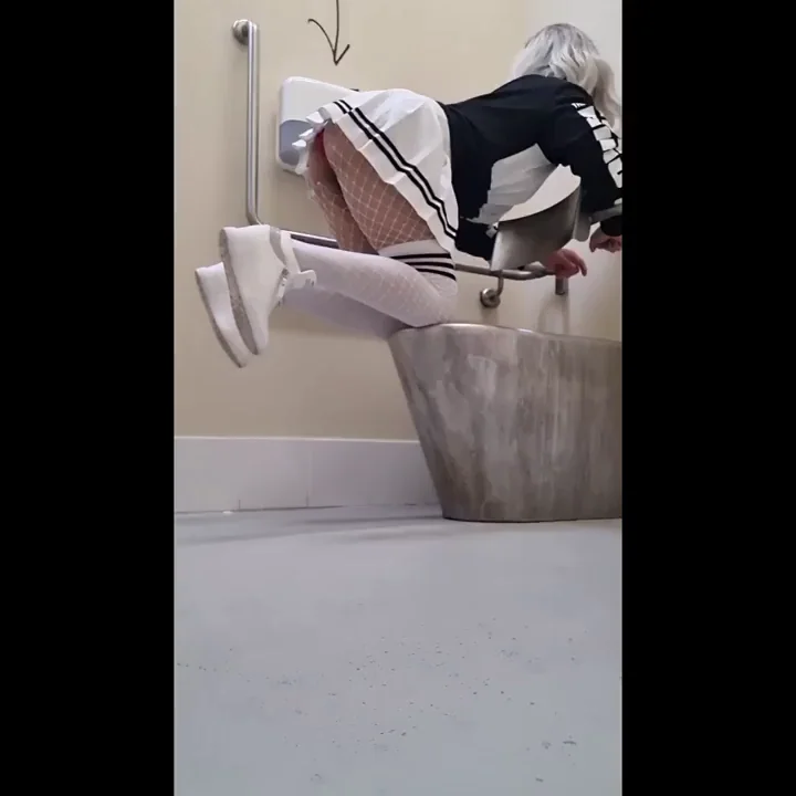 Free use in Public toilets 🥵🤤