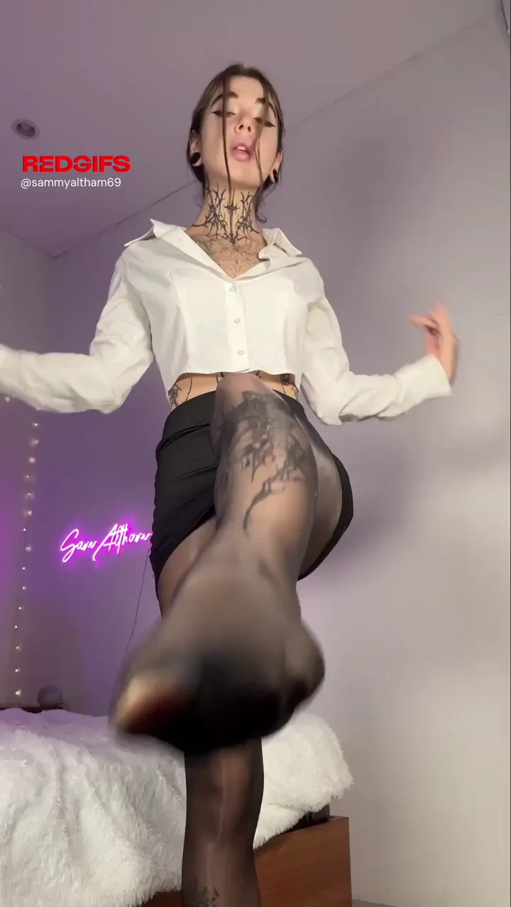 boss, i won't tell anyone that u like to nuzzle my pantyhose ass during the work day