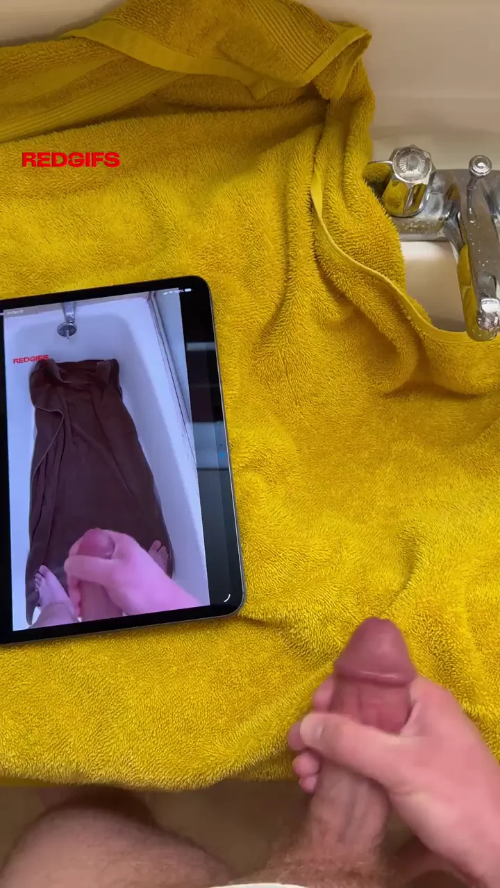 Cumming to a video of myself cumming lol