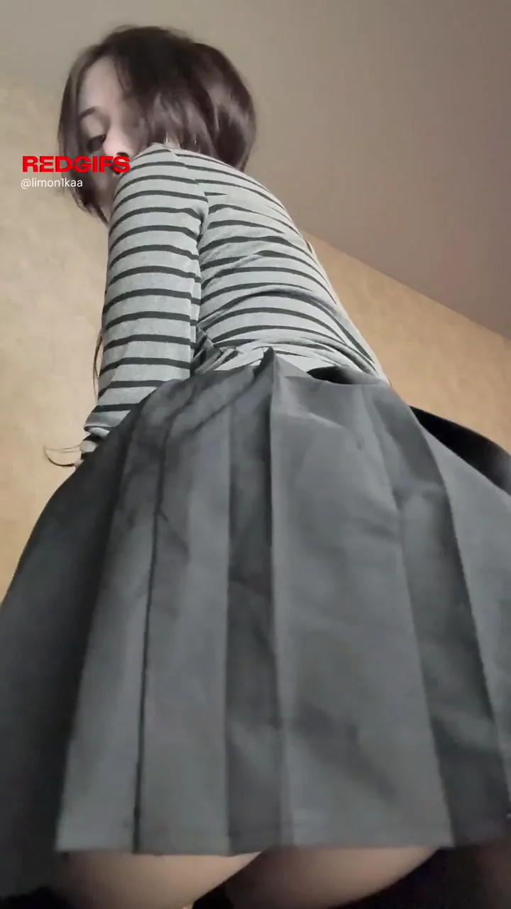 No Panties Tease: Cute Teen's Juicy Ass Seat Hunt 🍑💺