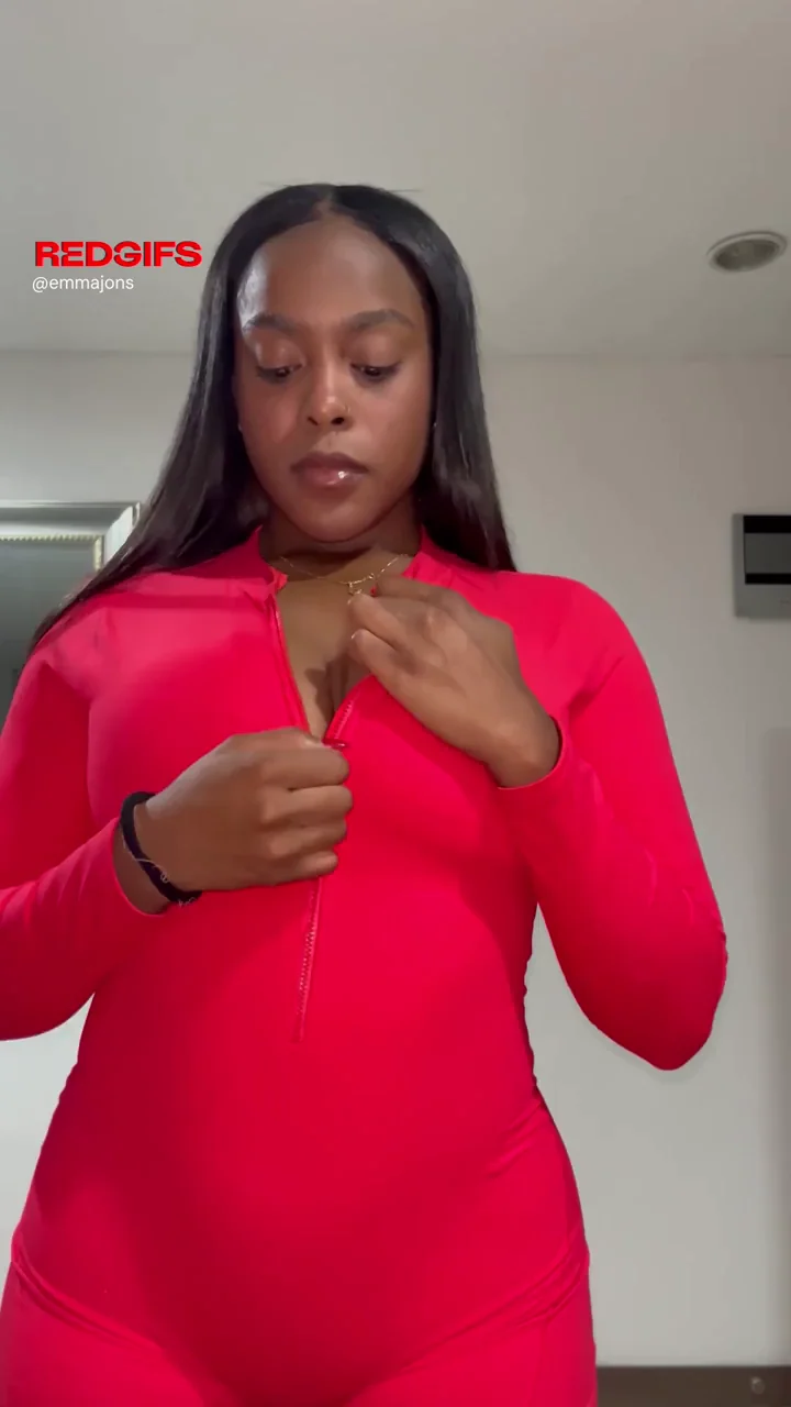 🔥 Black Queen Zipper Tease: Curves That Slay! 💦