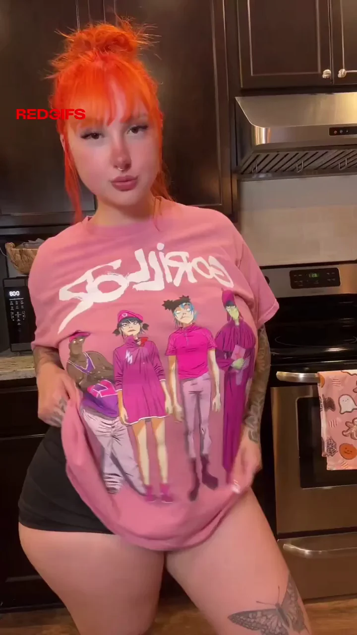Skylar Vox's Juicy Ass Tease in Kitchen 💦🍑🔥