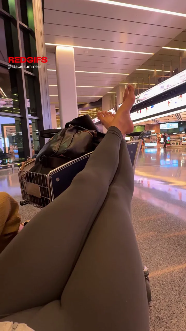 Giving my feet a rest during these long layovers 👣