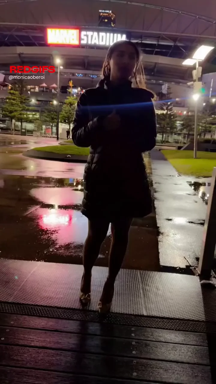 Risky Stadium Flash: Indian Babe Might Get Banned 😈🔥