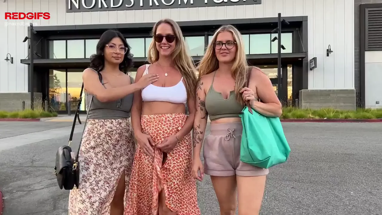 Friends Dare Me to Flash Tits & Pussy Publicly 😈🍑
