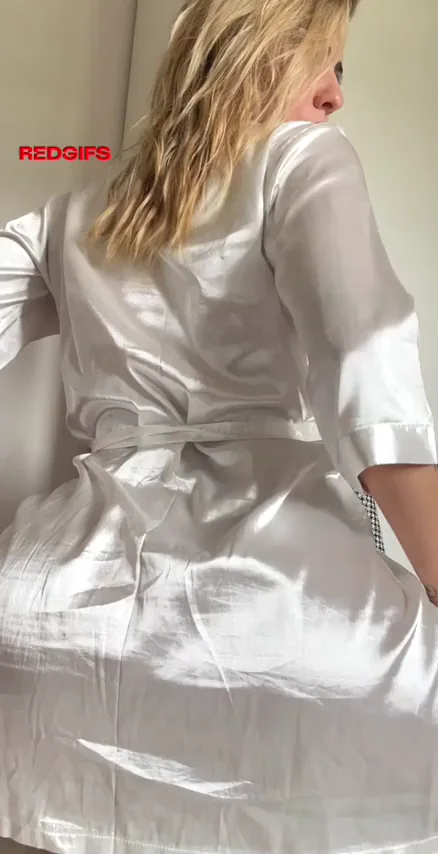 would u fuck a mom u met on Reddit or pass?