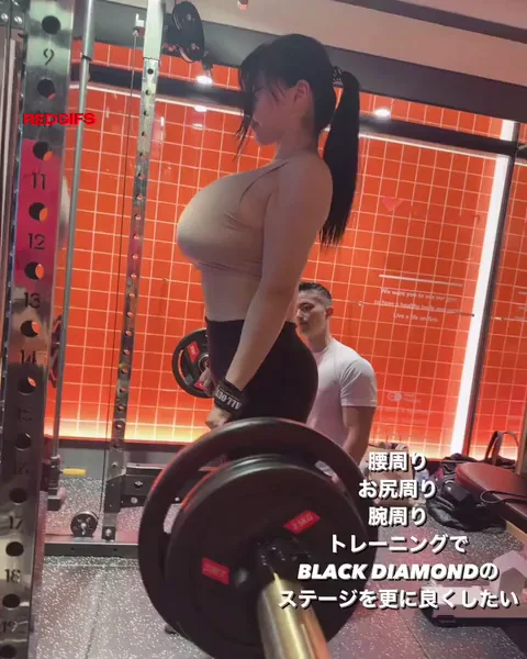 🍑 Rack Pulls with Massive Tits Bouncing in Yoga Pants 🔥