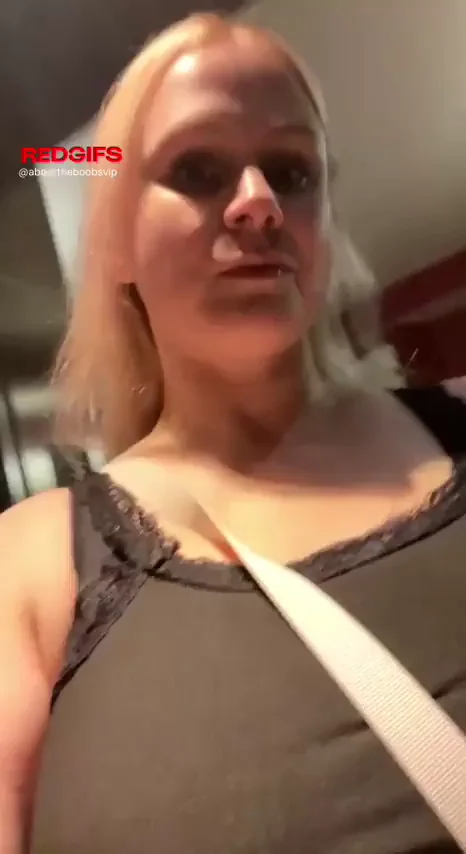 Busty blonde🍑