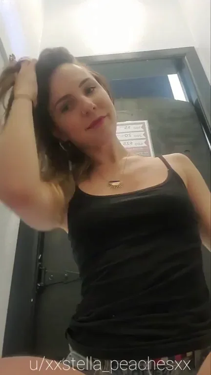 Showing off my peaches in the dressing room..?