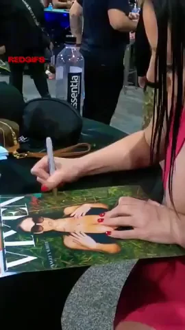 Angela White's Massive Cleavage Tease at Con 😍🍈🍈