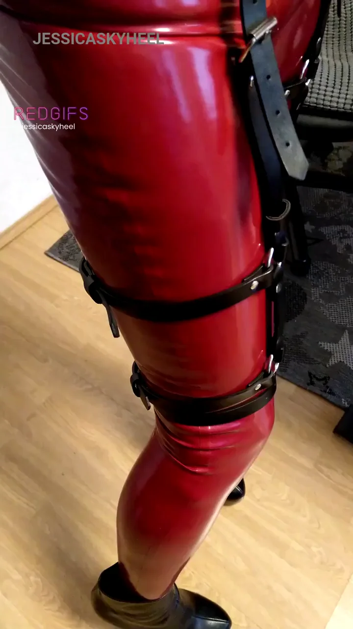 [TW] Wearing my harness over leggings