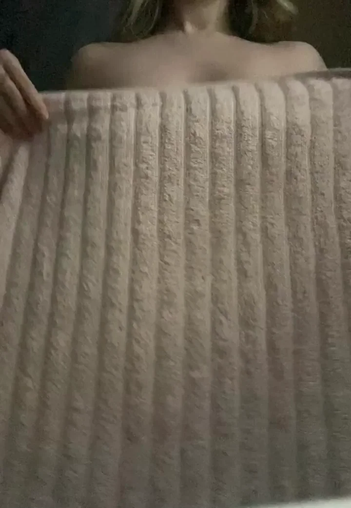 British Babe's Steamy Towel Drop Tease 💦🍑