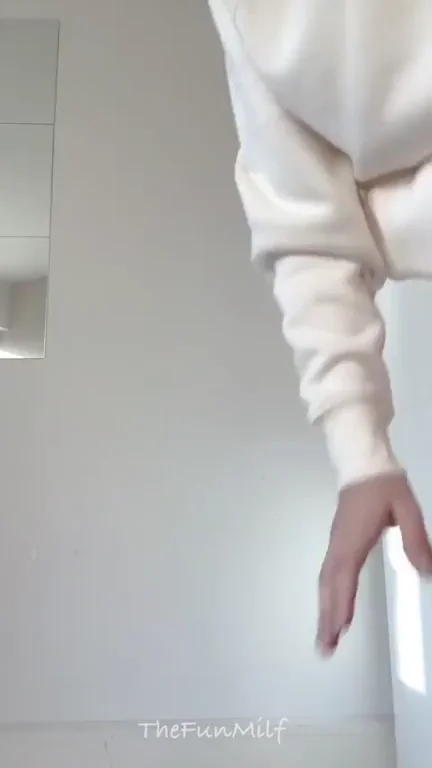 RealMILF Teases: Sneaky Peek at My Juicy Ass 🍑🔥