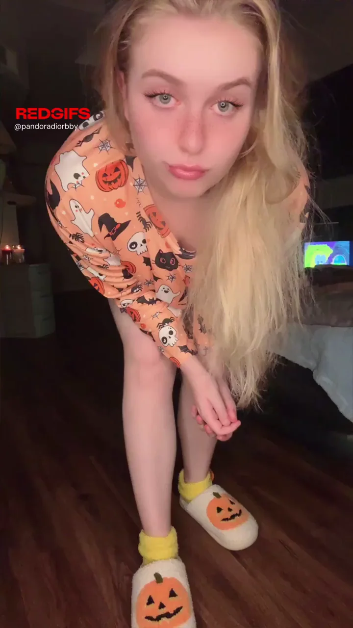 PAWG Egirl Bends Over & Spreads Dripping Pussy for Gamer Bros