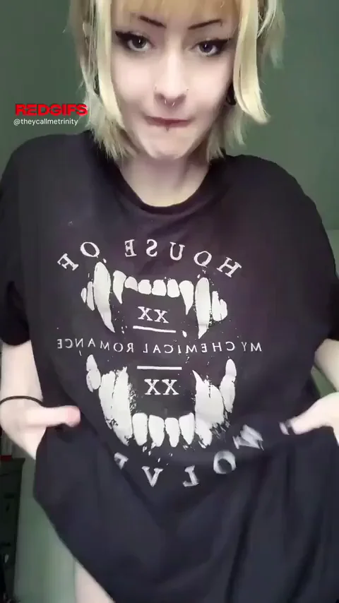 Showing of my rebel bouncy tits