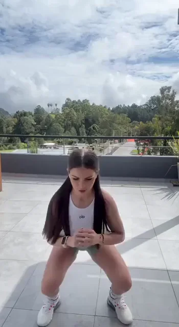 Gym Slut Squats Her Juicy Ass in Public 👙💦