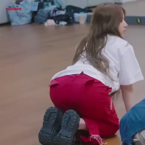 NMIXX Jiwoo & Kyujin: K-Pop Ass Tease Flex