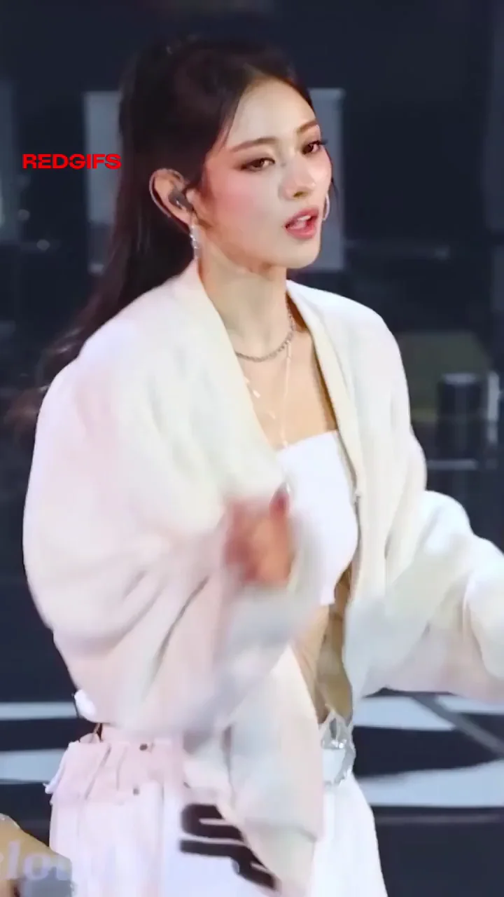 Anna's Meowww 😻🔥 Kpop Slutty Stage Tease