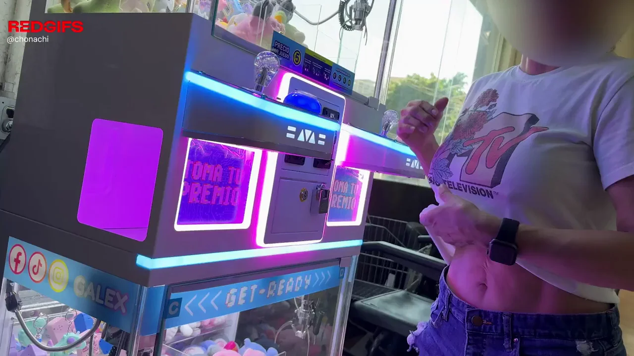 Geeky Arcade Prizes? This Muscular MILF's Tits Are the Real Jackpot! 😈🎮
