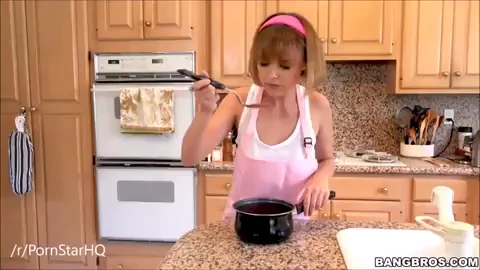 Pretty Bitch Cooks Then Fucks 🍳🍑🔥