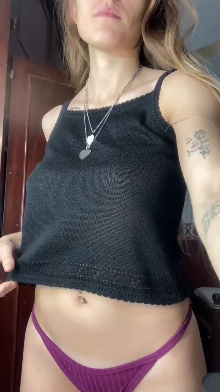 DTF this 5’4 95lbs Tiny Slut Tease? 😈🍑
