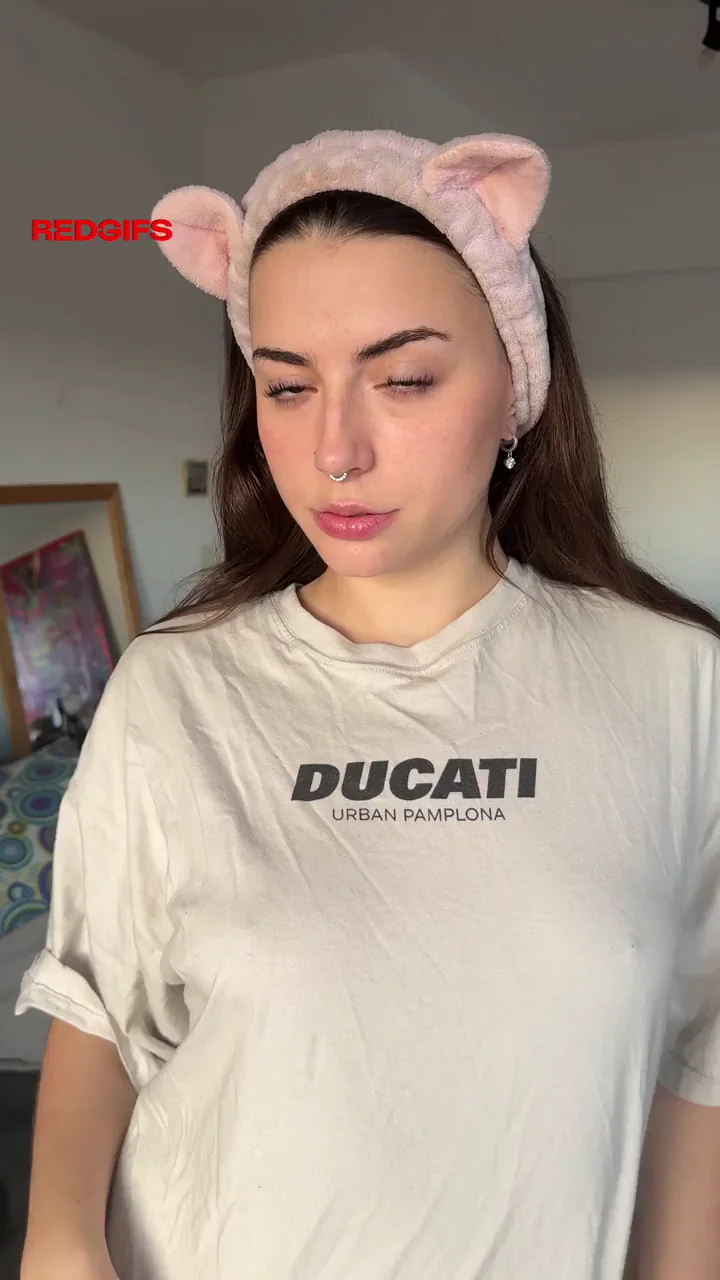 Cute Kitty Tease Flashes Her Perky Titties 😻🍈🍈