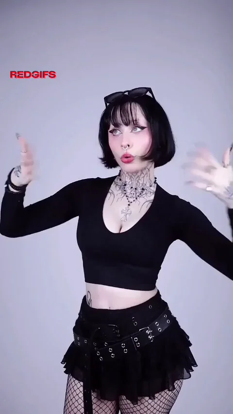 you’d let this goth girl play with you