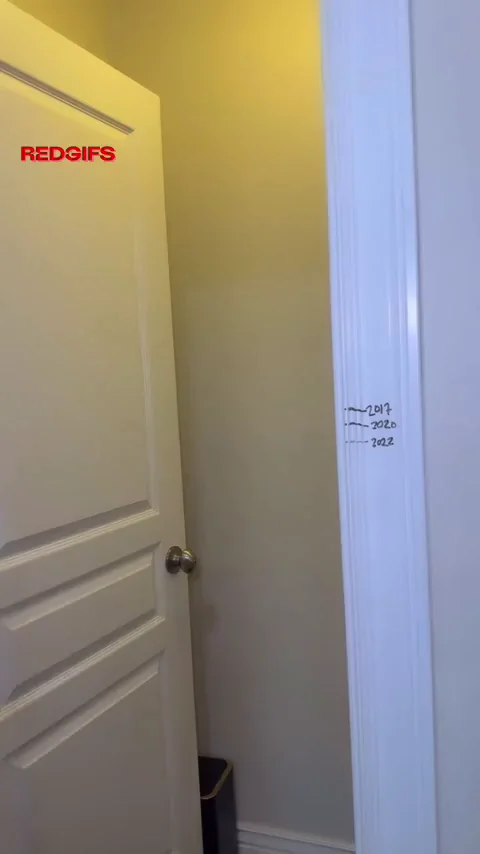 Blonde Babe Writing 'Daddy's Slut' on Door 😈💦