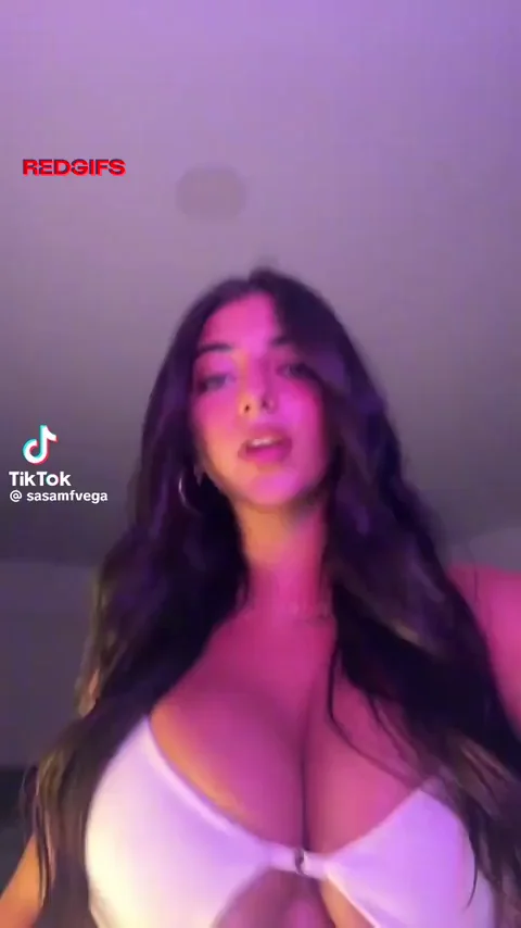 TikTok Thot's Massive Tits Bounce 😍🍈🍈