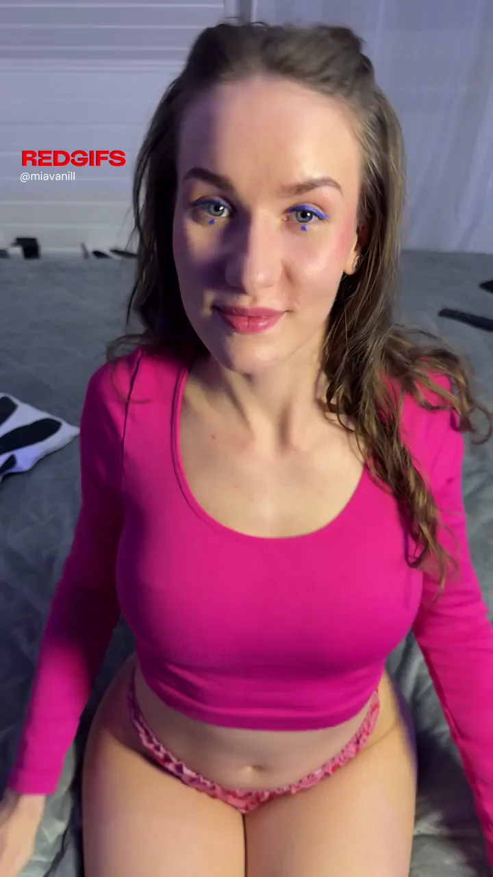 Huge natural tits reveal