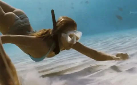 Jessica Alba's nice ass in "Into the Blue" (2005)