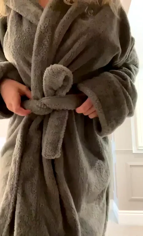 Goddess Drops Robe & Spreads That Juicy Pale Ass 🍑🔥