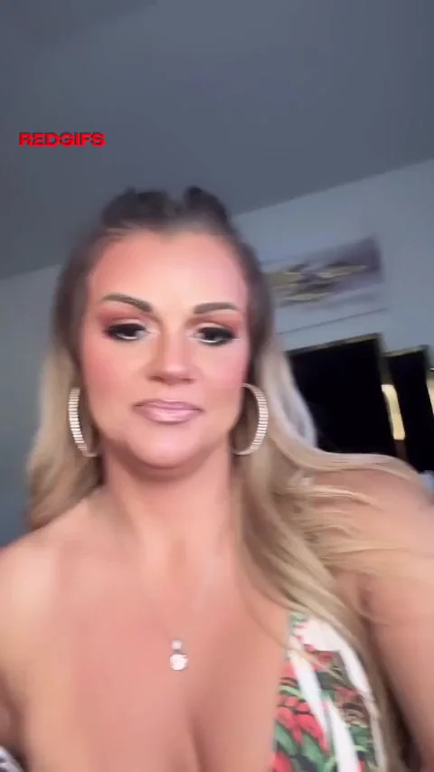 🔥 Everyday 40yo MILF Tease Slipping Out Her Dress 😘