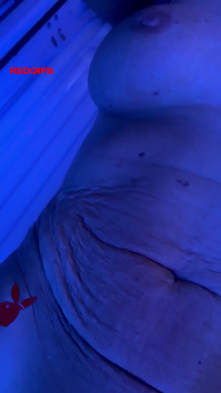 Fun in the tanning bed