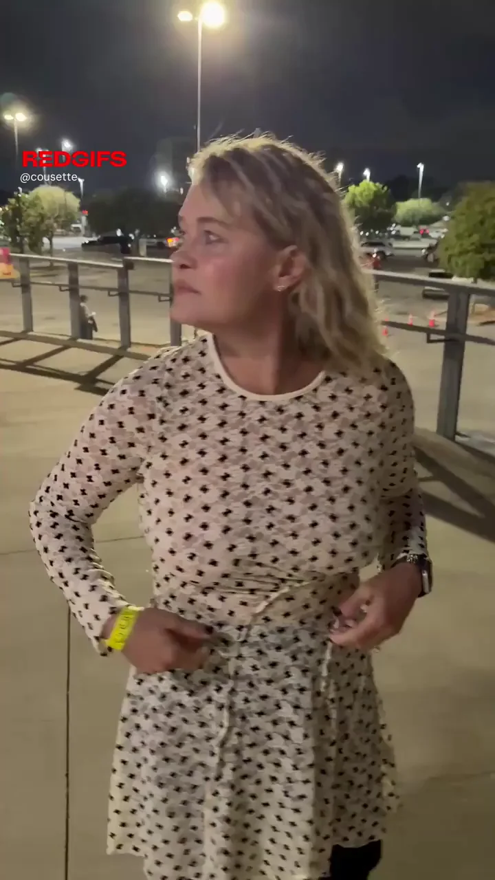 Public Braless Tits Jiggle & Squeeze 😈🍈🍈