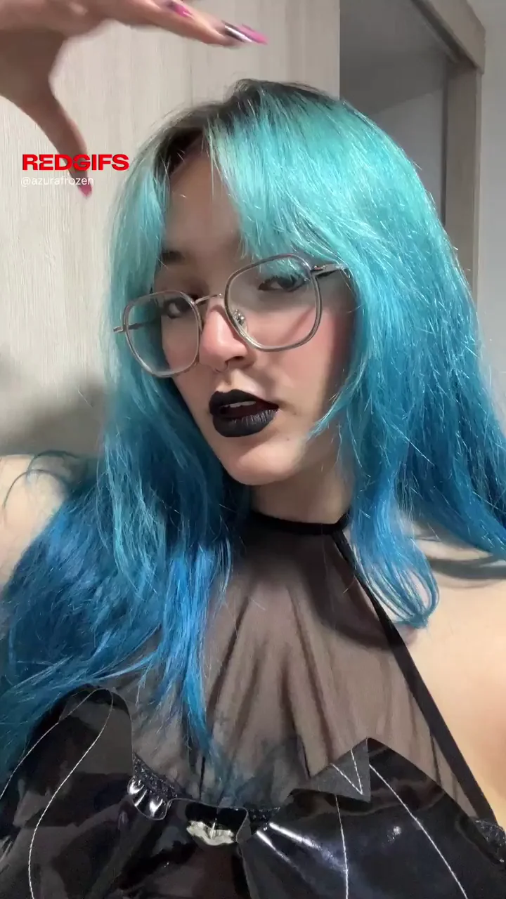 Punk Latina Babe Can't Resist Teasing Her Juicy Ass 🍑🔥