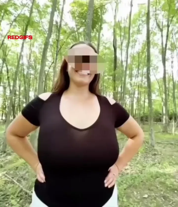 Walks in the park are more fun with my tits out
