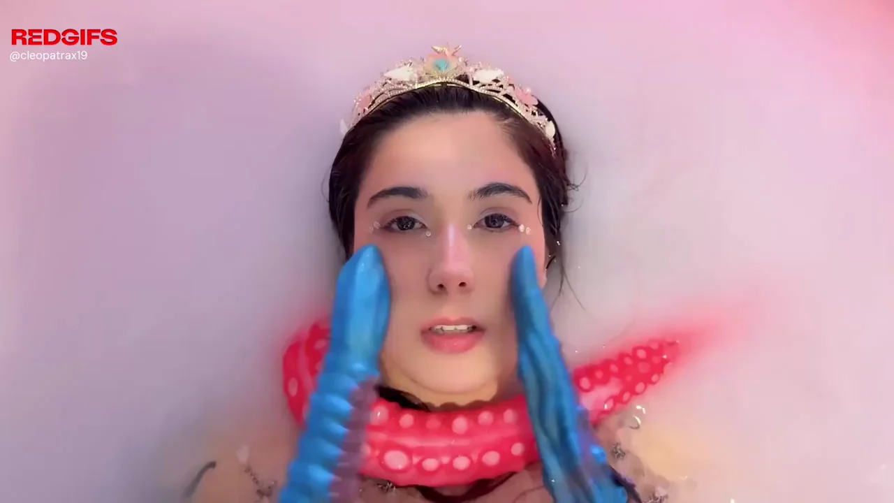 🧜‍♀️ Busty Mermaid Slut Bathes & Fucks Her Wet Pussy with Toys 💦🍆