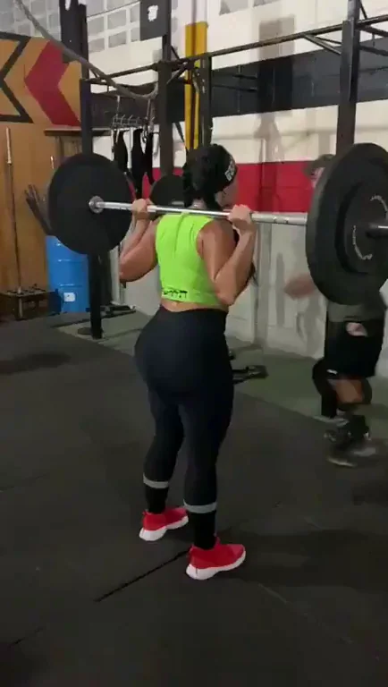 Carolina Luna's Juicy Squats 🍑💦 Gym Tease