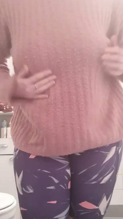 Sunday Funday: Curvy Babe Teases in Pink Sweater & Tight Leggings 🍑🔥