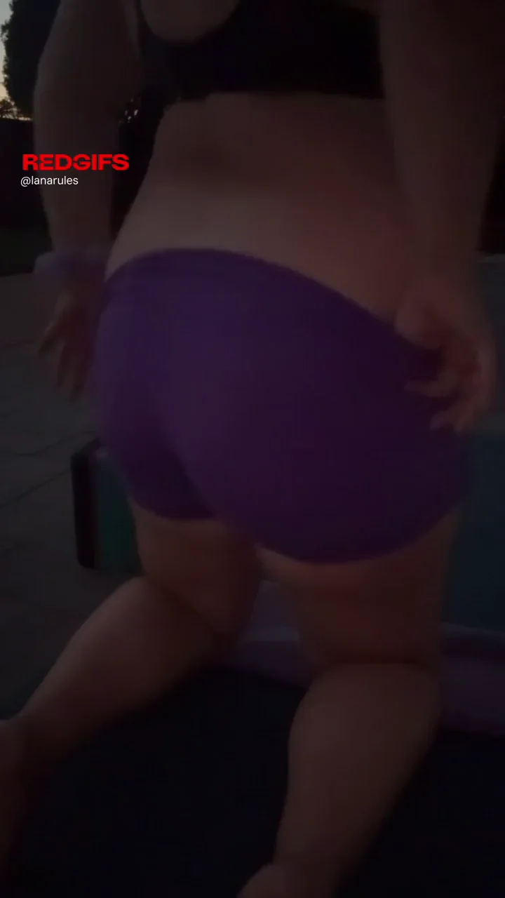 yoga outside is so hot