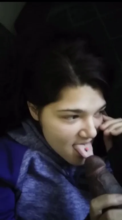Multitasking Slut Sucks Cock on Phone Call 😏🍆💋