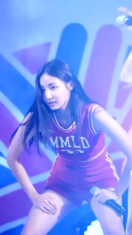 Momoland - Yeonwoo (Happy 200k everyone!)